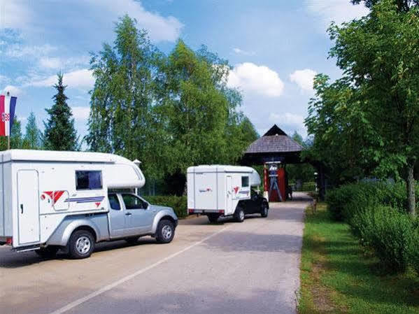 Bungalows Korana - Campsite Korana Seliste Dreznicko Bagian luar foto